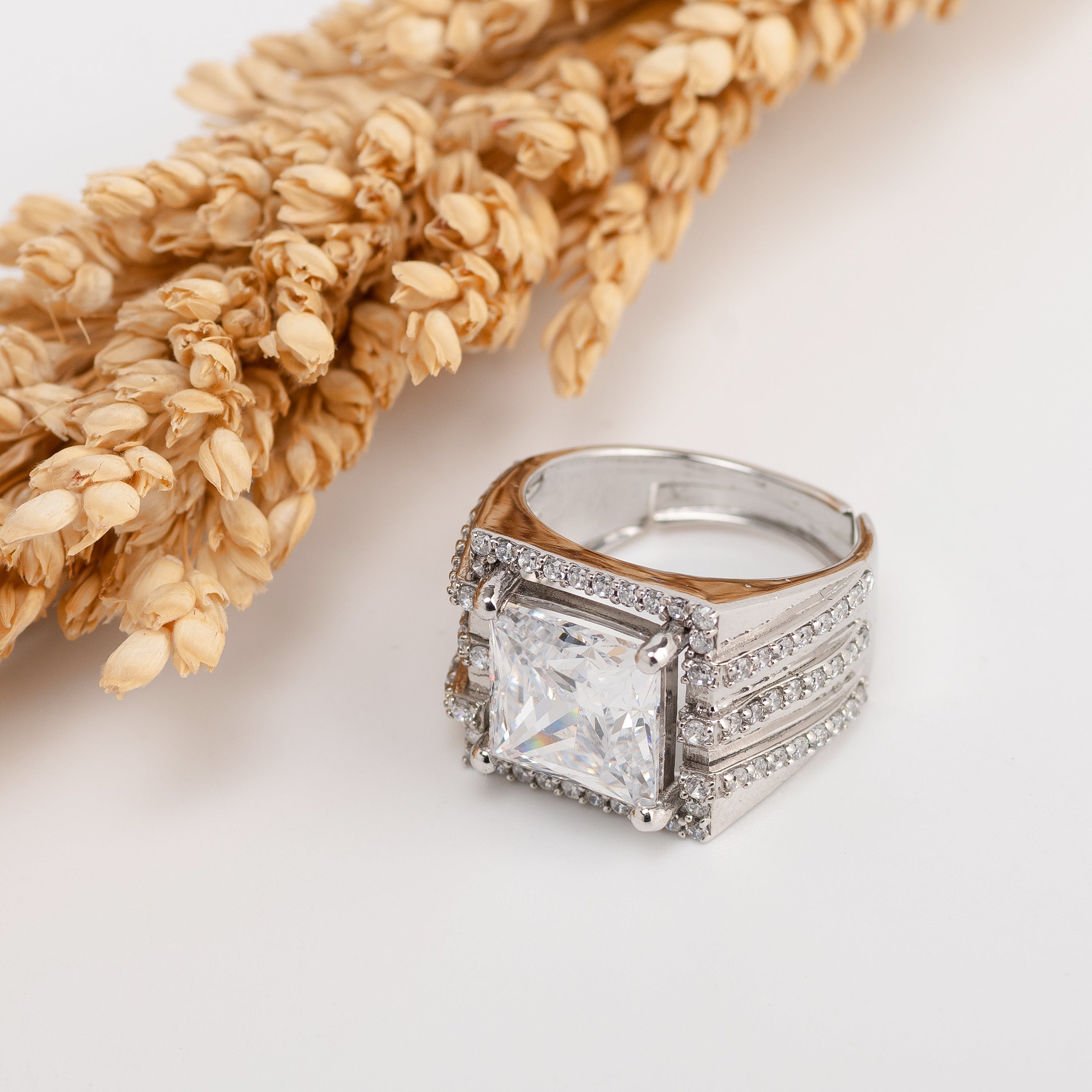 Imperial Prism Ring – Premium Statement Ring in Silver with Princess-Cut Crystal